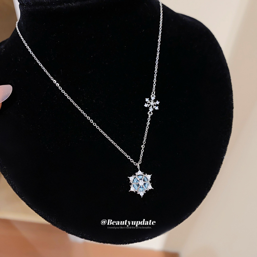 Layered Pendant Necklace Aesthetic - قلادة بتصميم ندفة ثلج بلورية متلألئة،