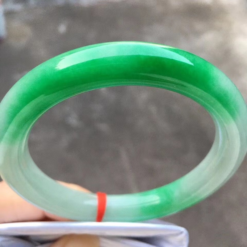 سوار من اليشم الطبيعي من ميانم - مراجعة Bracelets وسعره