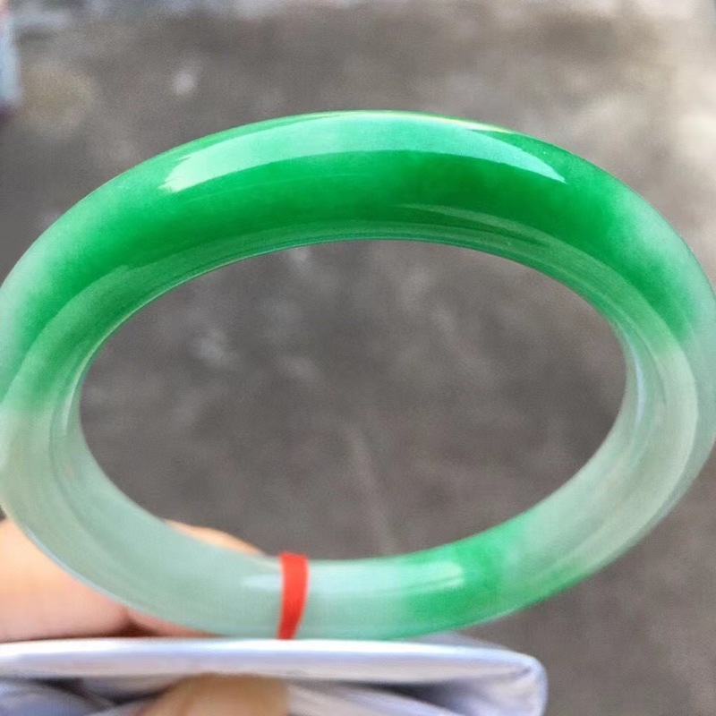 سوار من اليشم الطبيعي من ميانم - مراجعة Bracelets وسعره