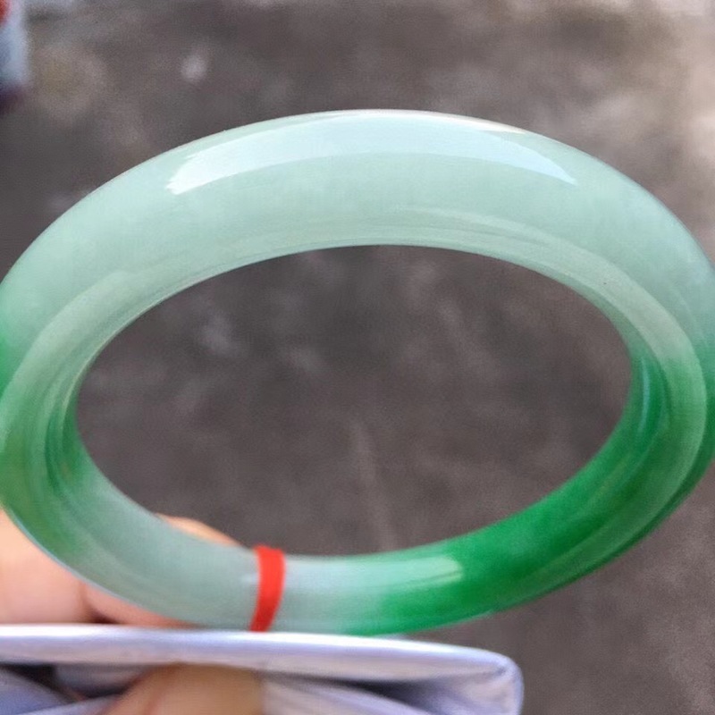 سوار من اليشم الطبيعي من ميانم - مراجعة Bracelets وسعره
