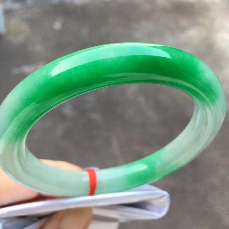 سوار من اليشم الطبيعي من ميانم - مراجعة Bracelets وسعره
